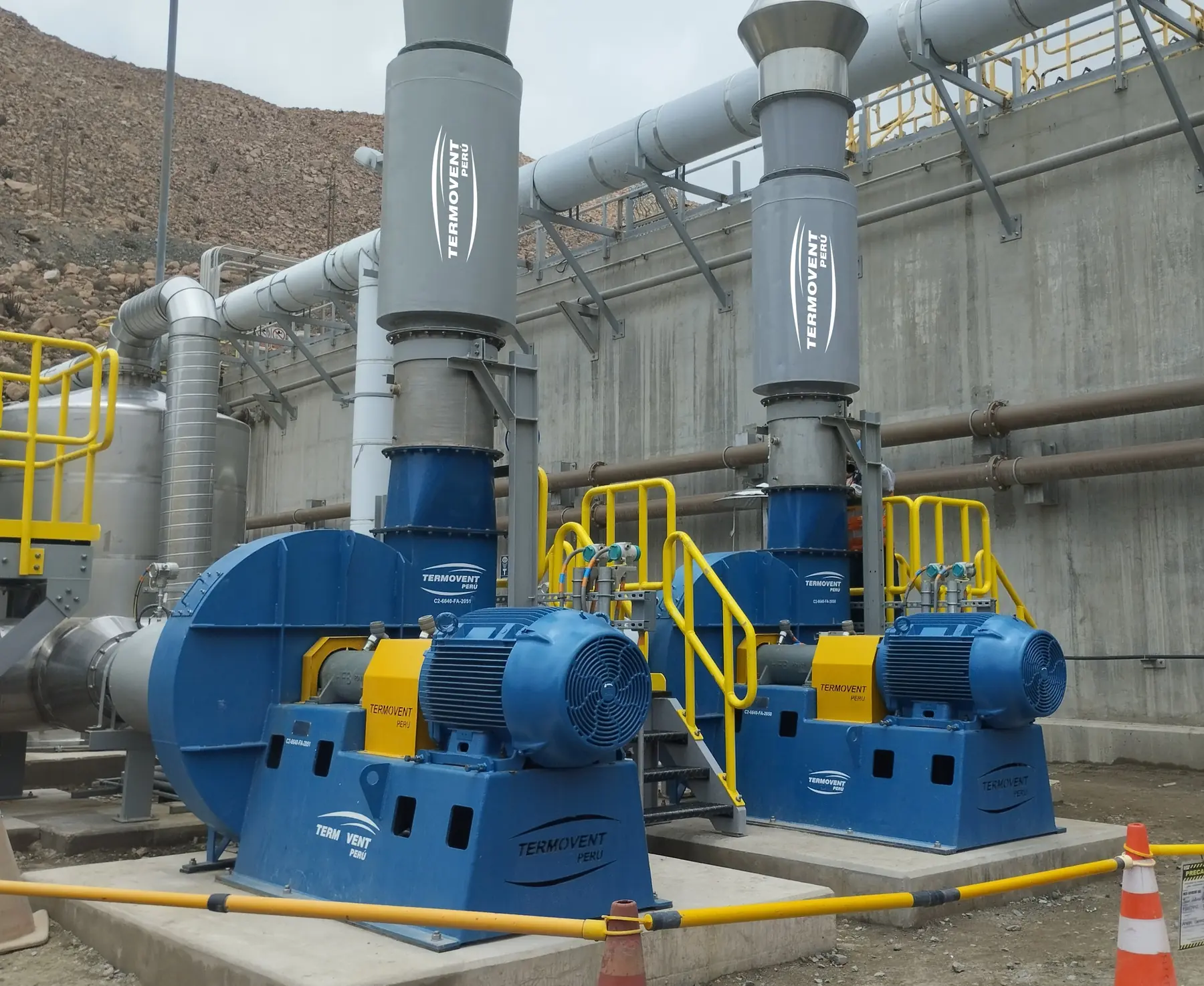 Ventiladores centrífugos industriales instalados en planta